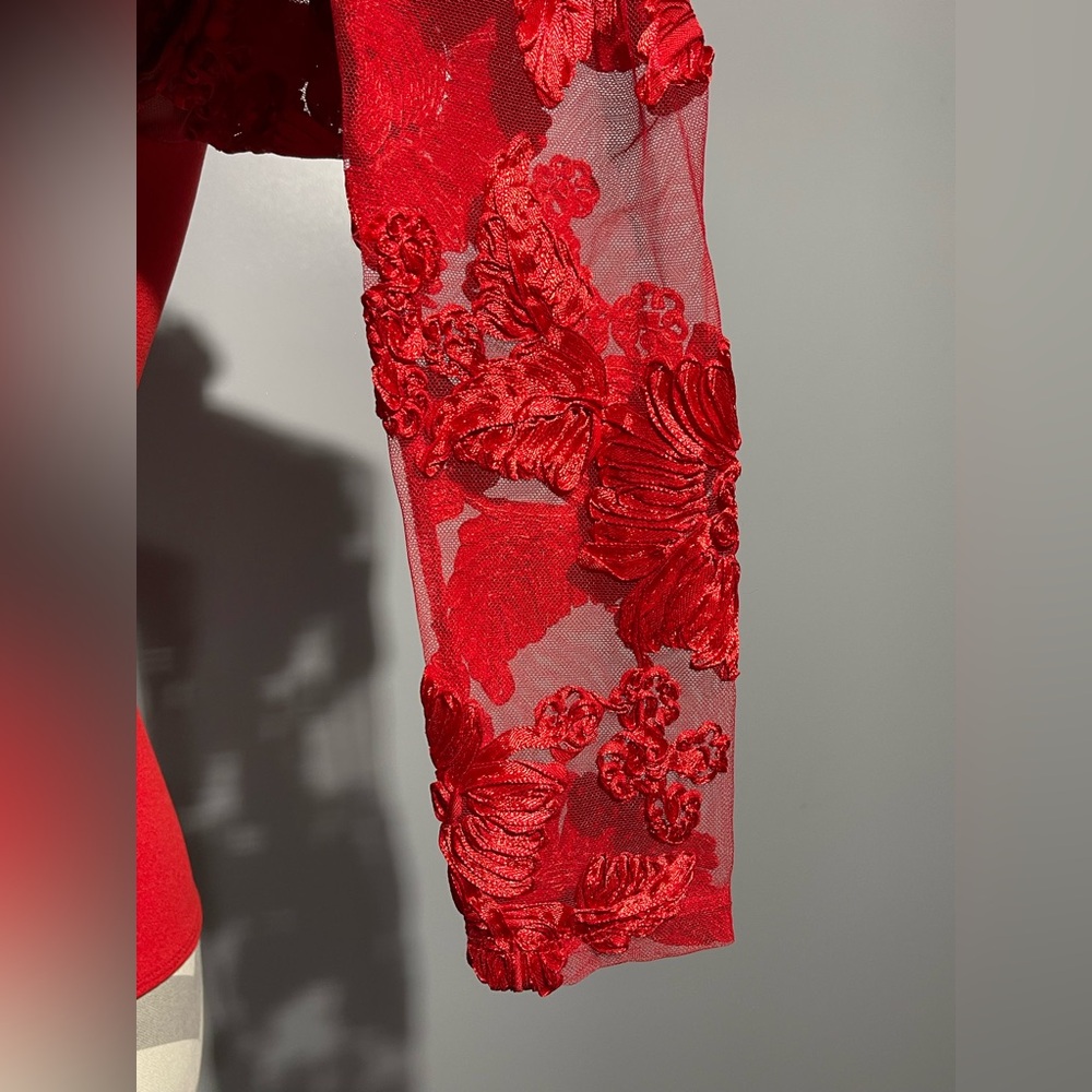 Elegant Red Floral Sleeve Women's Top - Picture 6 of 9
